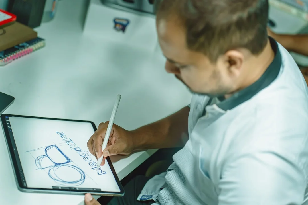 Un espace de travail élégant avec un ordinateur portable et des écrans affichant un logiciel de conception.